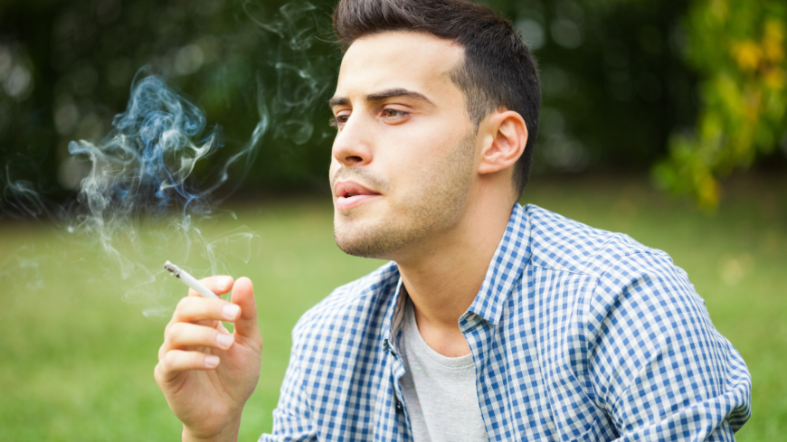 Över hälften fortsätter att röka även efter att ha fått diagnosen KOL. Ändå vill de flesta sluta röka, men de har svårigheter att klara av det.  Foto: Shutterstock